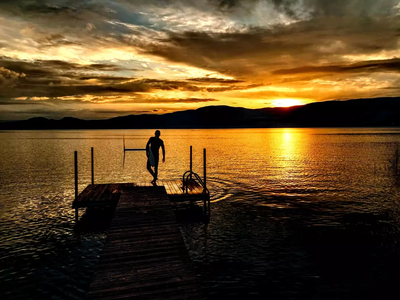 Retour au ponton avec le matériel après une session foil.